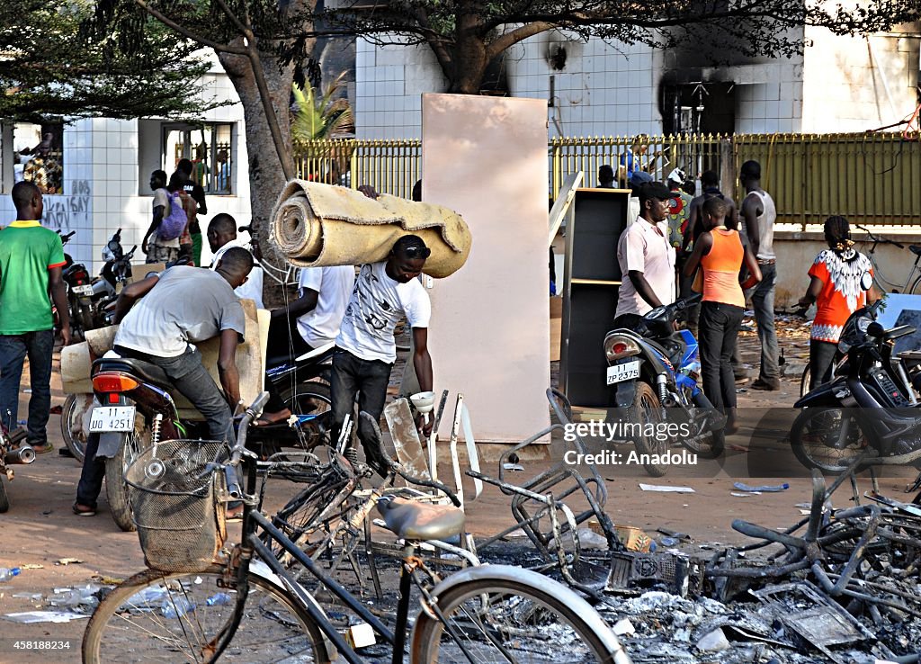 Looters in Burkina Faso