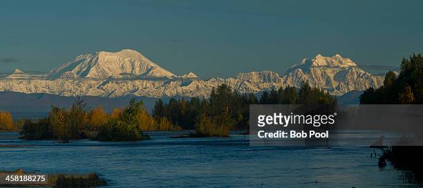 susitna river with mt foraker and mt hunter - フォーレイカー山 ストックフォトと画像