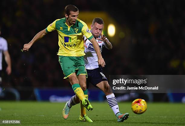 Gary O'Neil of Norwich City battles with Jay Spearing of Bolton during the Sky Bet Championship match between Norwich City and Bolton Wanderers at...