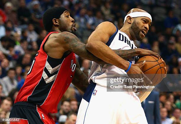 Dallas Raptors John Salmons of the Toronto Raptors scrambles for the ball against ...