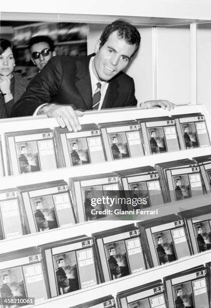Julio Iglesias With Their Albums, Nieuwsfoto's