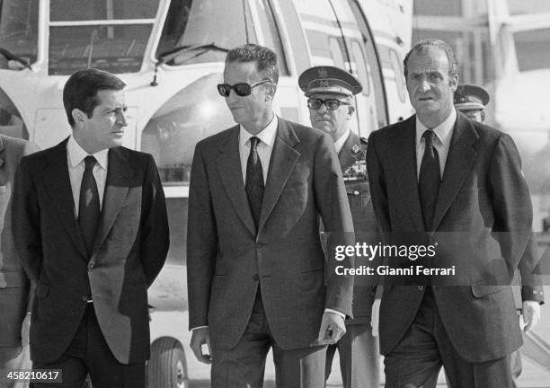 At the end of his official trip to Spain, the Belgian King Baudouin is fired at Barajas airport by the Spanish King Juan Carlos and the Spanish...