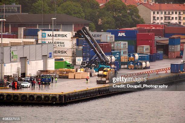 hurtigruteterminal commercial dock in bergen norway - commercial dock stockfoto's en -beelden