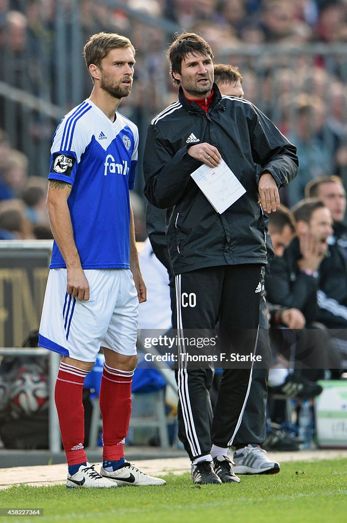 Jan Sandmann Assistant coach Jan Sandmann of Kiel gives advice to Fiete Sykora ...
