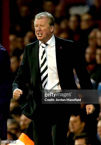 Derby County manager Steve McLaren reacts on the sidelines during the Sky Bet Championship match between Brentford and Derby County at Griffin Park...