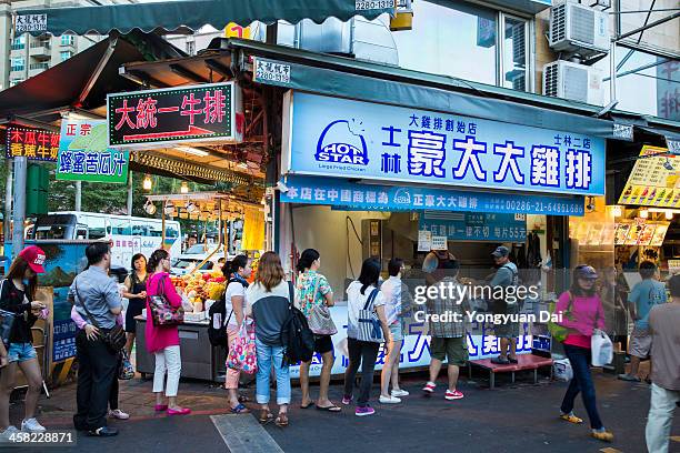hot star fried chicken store at shihlin night market - taiwanese culture stock pictures, royalty-free photos & images