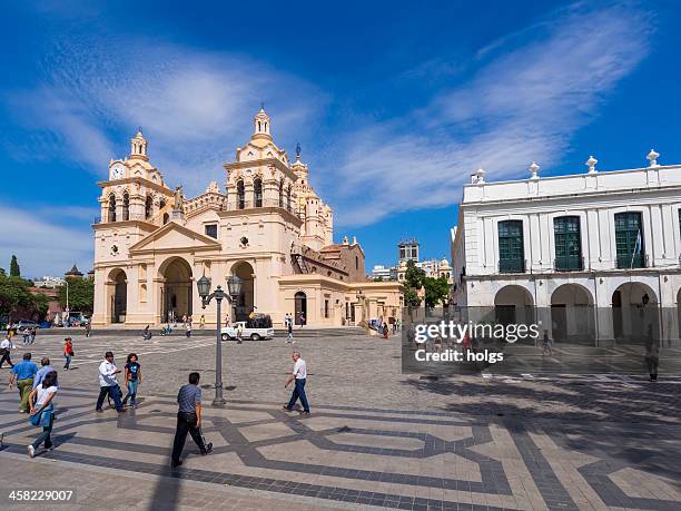 córdoba en plaza de la catedral de san martín, córdoba, argentina - cordoba argentina fotografías e imágenes de stock