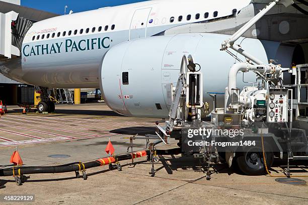 refueling aircraft - cathay pacific stock pictures, royalty-free photos & images