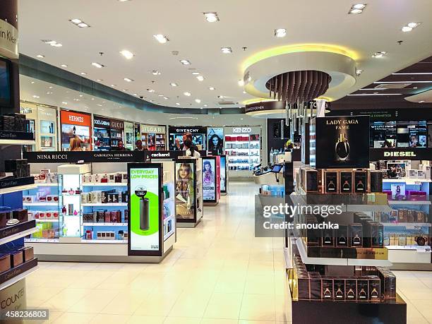 la tienda libre de impuestos en zurich airport - perfumería fotografías e imágenes de stock