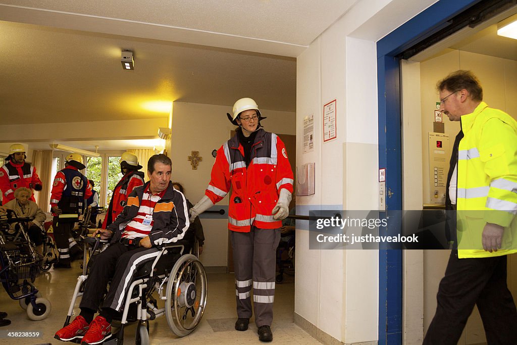 Evacuação de nursed seniors pela Cruz Vermelha