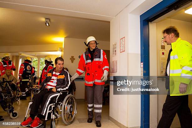 evacuação de vem amamentando idosos pela cruz vermelha - evacuation - fotografias e filmes do acervo