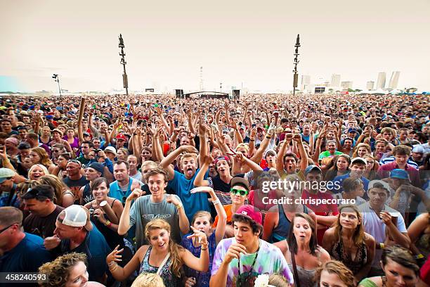 concert crowd cheering - festival stockfoto's en -beelden