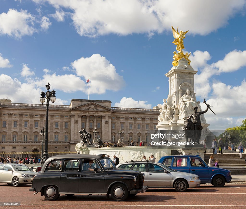 Tráfego na frente do palácio de Buckingham, Londres