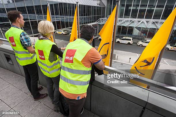 token schuss von lufthansa-mitarbeitern, frankfurt airport - striker stock-fotos und bilder