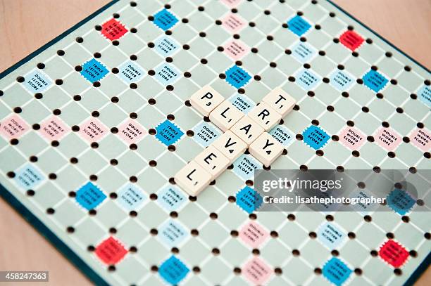 vintage travel scrabble - scrabble stockfoto's en -beelden