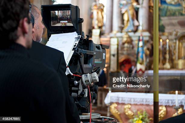filmteam filming in church. - church shooting stockfoto's en -beelden
