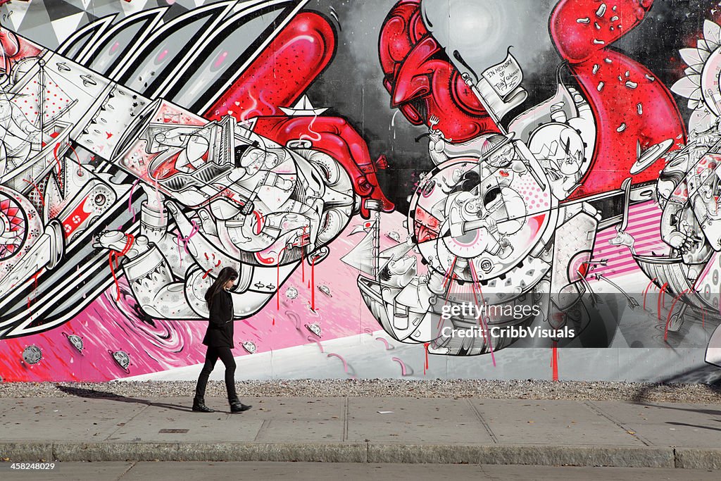 Joven mujer caminando la ciudad de Nueva York del pasado cómo street art mural-PARA NO FUMADORES