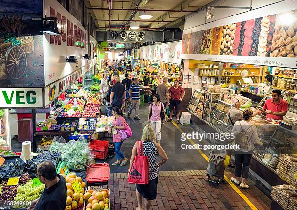 shop ständen in adelaide central market - adelaide stock-fotos und bilder