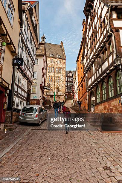 kleine straße marburg, deutschland. - marburg stock-fotos und bilder