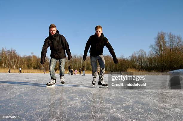 skating fun - twins boys stockfoto's en -beelden