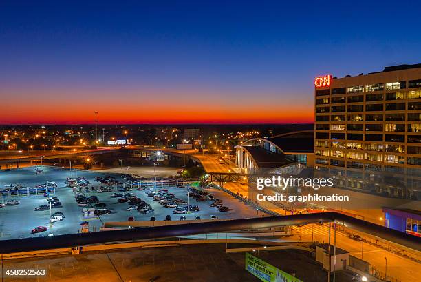 cnn & phillips arena, der innenstadt von atlanta - state farm arena atlanta stock-fotos und bilder