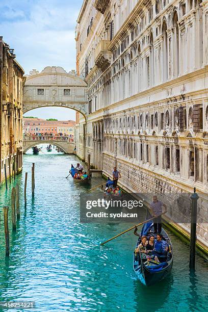 bridge of sighs with gondolas - venice gondola stock pictures, royalty-free photos & images