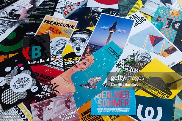 typographie de berlin - équipement à base de papier photos et images de collection