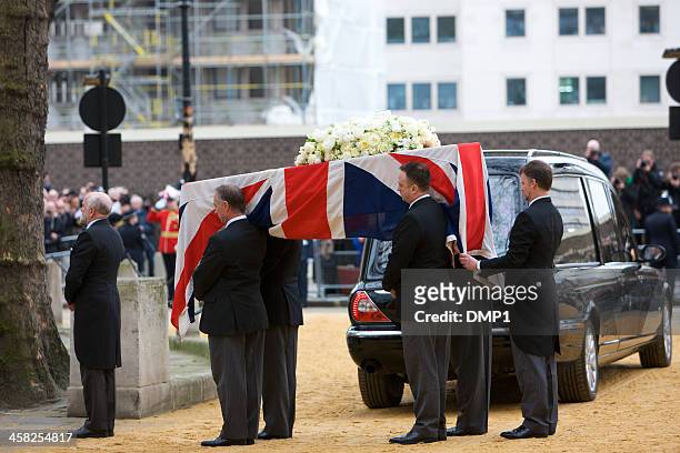 london zeremonielle begräbnis der ehemalige premierminister frau thatcher - the ceremonial funeral of former british prime minister baroness thatcher stock-fotos und bilder