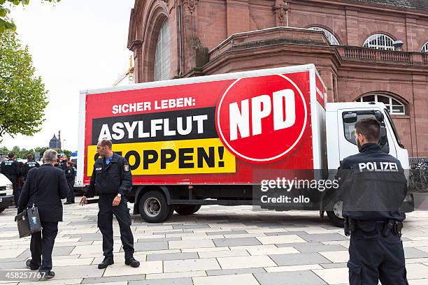 npd campaña electoral, wiesbaden - extremismo fotografías e imágenes de stock