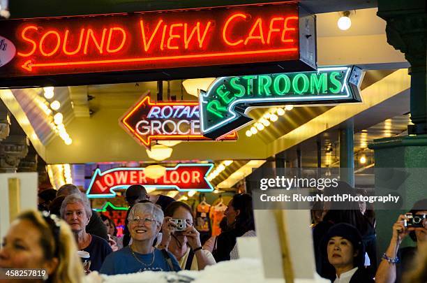 pike place market, seattle - pike place fish market stock pictures, royalty-free photos & images