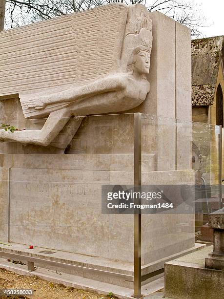 oscar wilde's tomb - pere lachaise cemetery stock pictures, royalty-free photos & images