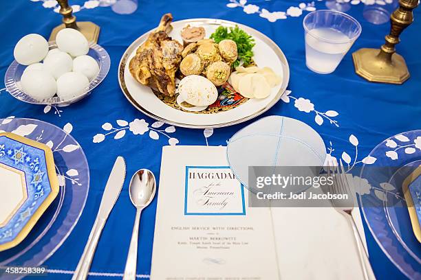 traditionelle pessach seder tisch - passover seder stock-fotos und bilder