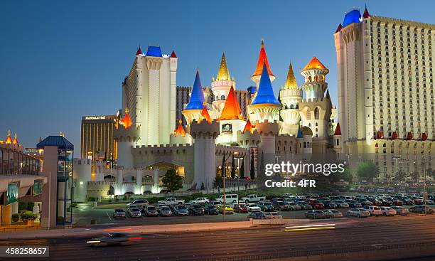 las vegas strip à excalibur, e luxur mandalay bay - excalibur hotel casino on the las vegas strip imagens e fotografias de stock