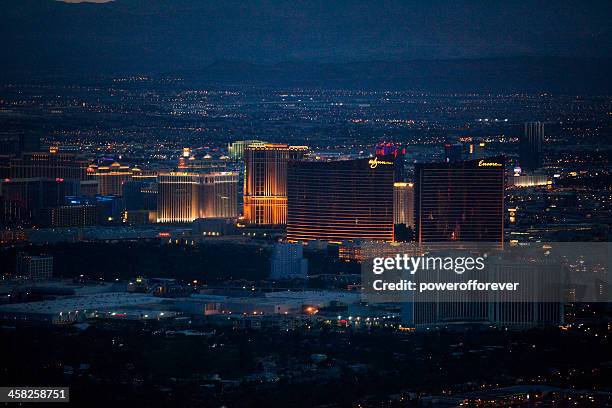 toma cenital de wynn/encore hotel y casino de noche - casino wynn las vegas fotografías e imágenes de stock