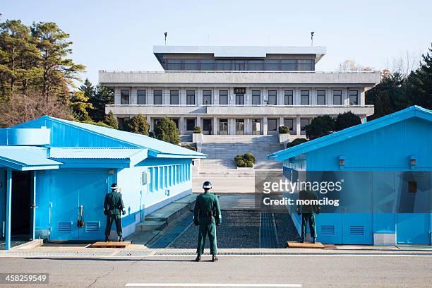 joint security area in panmunjom - korean demilitarized zone 個照片及圖片檔