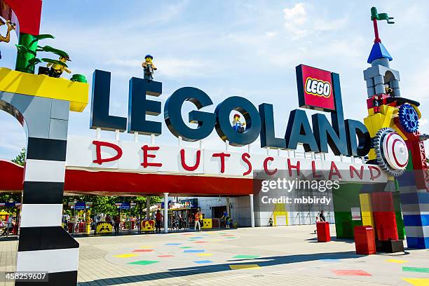 legoland deutschland entrance-segnale inglese - legoland foto e immagini stock