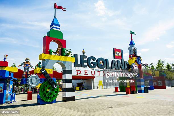 legoland deutschland entrance-segnale inglese - legoland foto e immagini stock