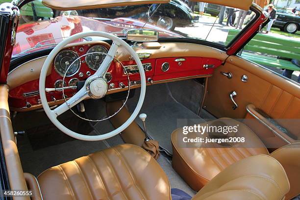 cockpit d'une mercedes-benz 190 sl cabrio rétro. - gear shift classic car photos et images de collection