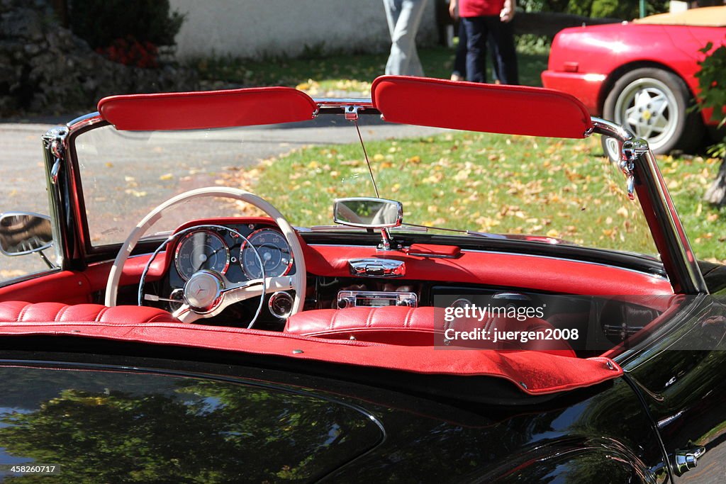 Cockpit von einem Mercedes SL 190 Cabrio Oldtimer.