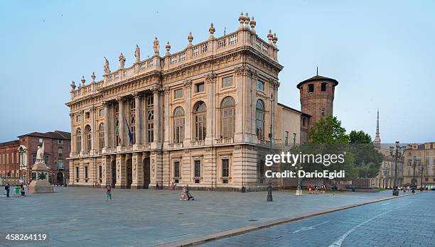 palazzo madama in castle square, piazza castello, turin - turijn stockfoto's en -beelden