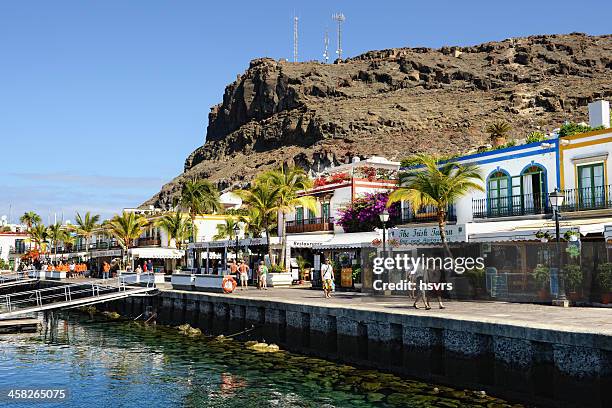 stadtansicht von puerto de mogan gran canaria (spanien) - puerto de mogan stock-fotos und bilder