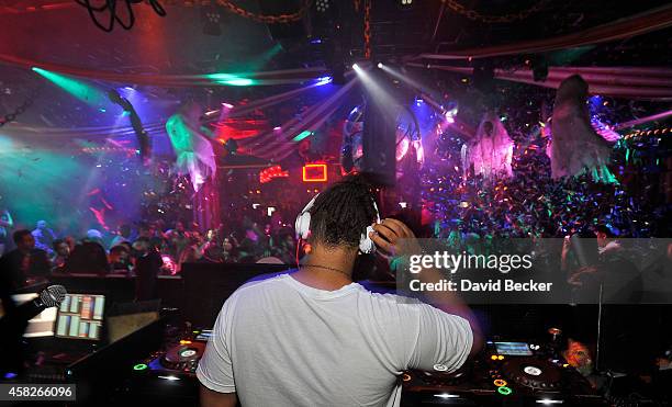 Conner Cruise performs at 1 OAK Nightclub at The Mirage Hotel & Casino on November 1, 2014 in Las Vegas, Nevada.