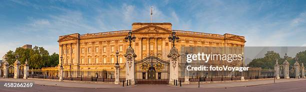 london buckingham palace iconic royal landmark golden dawn light uk - buckingham palace gate stock pictures, royalty-free photos & images