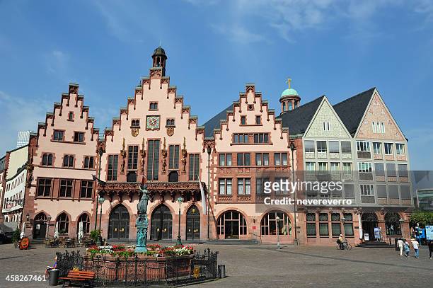 roemer square in frankfurt, deutschland - frankfurter römer stock-fotos und bilder