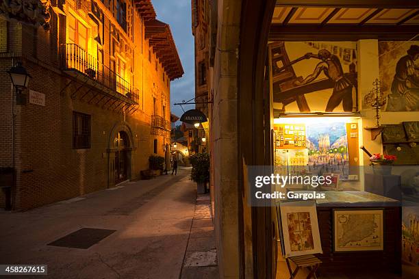 poble espanyol at dusk - poble espanyol stockfoto's en -beelden