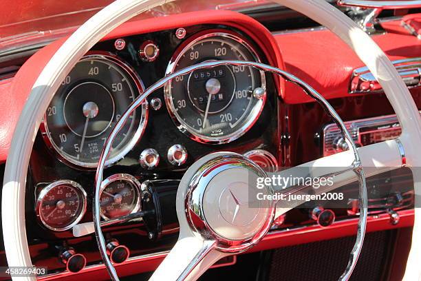 cockpit d'une mercedes-benz 190 sl cabrio rétro. - gear shift classic car photos et images de collection