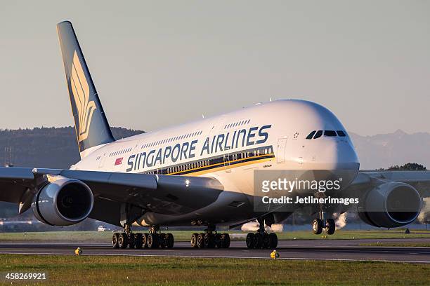 singapore airlines airbus a380 - airbus a380 stockfoto's en -beelden