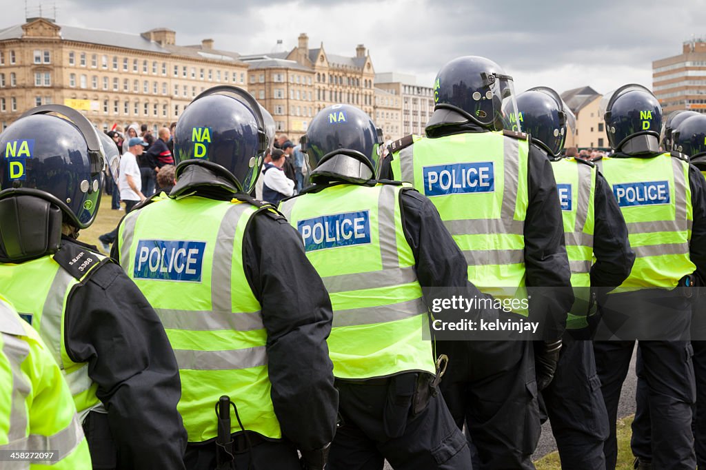 Polizei und riot gear in der englischen Verteidigung League rally