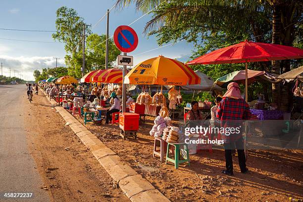 streetside stalls siem reap, cambodia - cambodjaanse cultuur stockfoto's en -beelden