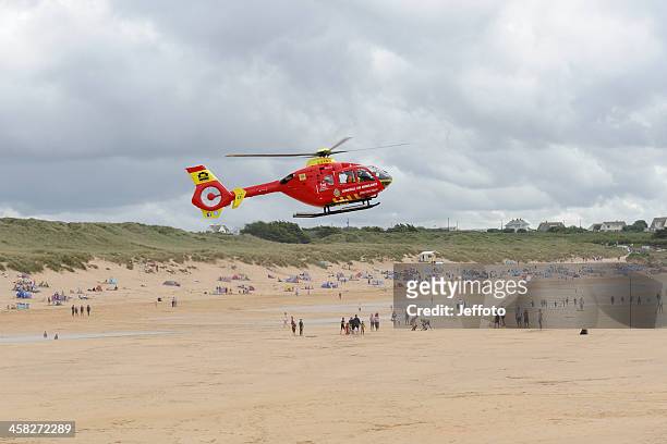 aeroambulanza elicottero - elicottero-ambulanza foto e immagini stock